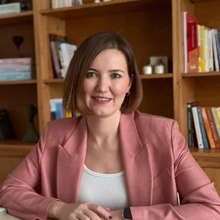 Uzm. Dr. Esra Bulanık Koç — Çocuk ve Ergen Psikiyatrisi, İstanbul. Portre fotoğrafı.