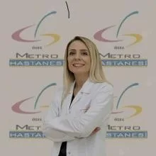 Uzm. Dr. Gizem Samlı — Çocuk Sağlığı Ve Hastalıkları, Adana. Portre fotoğrafı.