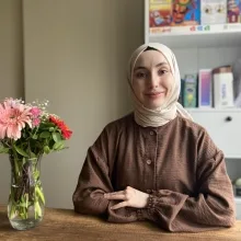 Uzm. Dkt. Özge Sert Alliş — Dil ve Konuşma Terapisi, Bursa. Portre fotoğrafı.