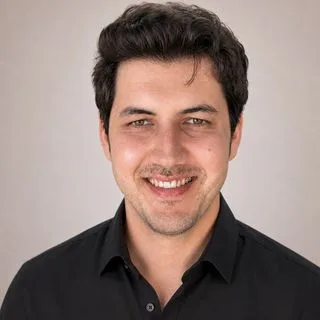 Kl. Psk. Oğuzhan Genç — Psikoloji, İstanbul. Portre fotoğrafı.