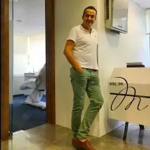 Doç. Dr. Murat Sarıcı — Plastik Rekonstrüktif Ve Estetik Cerrahi, İstanbul. Portre fotoğrafı.