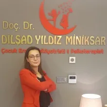 Doç. Dr. Dilşad Yıldız Miniksar — Çocuk ve Ergen Psikiyatrisi, Ankara. Portre fotoğrafı.