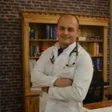 Dr. Öğr. Üyesi Hakan Tanınmış — İç Hastalıkları, İstanbul. Portre fotoğrafı.