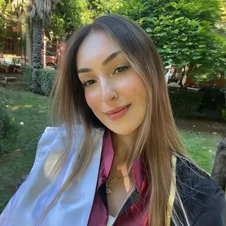 Dyt. Sude Dikbasan — Diyetisyen. Portre fotoğrafı.