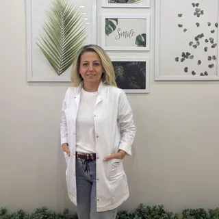 Dt. Arzu Uluköylü — Diş Hekimi, Üsküdar, İstanbul. Portre fotoğrafı.