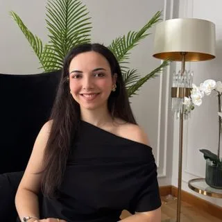 Psk. Zeynep Çağla Çandır — Psikoloji, İstanbul. Portre fotoğrafı.