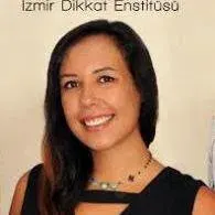 Psk. Gizem Gönen Özşavlı — Psikoloji, İzmir. Portre fotoğrafı.