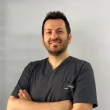 Dt. Halil Sındıraç — Diş Hekimi, Trabzon. Portre fotoğrafı.