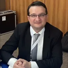 Prof. Dr. Murat Şakir Ekşi — Beyin Ve Sinir Cerrahisi, İstanbul. Portre fotoğrafı.