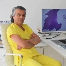 Doç. Dr. Zühtü Demir — Plastik Rekonstrüktif Ve Estetik Cerrahi, Ankara. Portre fotoğrafı.