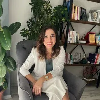 Uzm. Psk. Canan Bali Taşdemir — Psikoloji, İstanbul. Portre fotoğrafı.