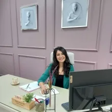 Uzm. Dr. Fatma Akdeniz Uşaklı — Psikiyatri, Afyonkarahisar. Portre fotoğrafı.