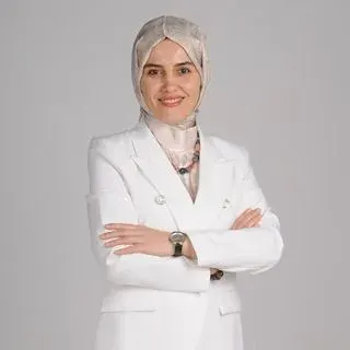 Dyt. Esra Demir — Diyetisyen, Beşiktaş, İstanbul. Portre fotoğrafı.