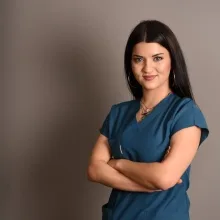 Dt. Seçil Köseoğlu — Diş Hekimi, İzmir. Portre fotoğrafı.