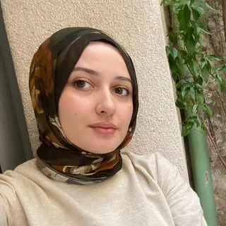 Psk. Mukaddes Nur Karaoğlan — Psikoloji, Bursa. Portre fotoğrafı.