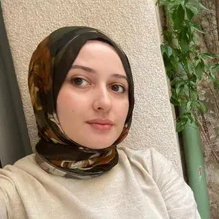 Psk. Mukaddes Nur Karaoğlan — Psikoloji, Bursa. Portre fotoğrafı.