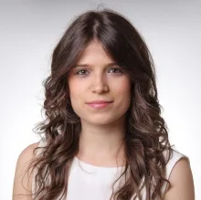 Uzm. Dr. Özlem Nehir Yazıcı — Çocuk ve Ergen Psikiyatrisi, Muğla. Portre fotoğrafı.
