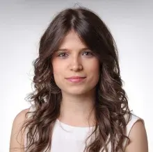 Uzm. Dr. Özlem Nehir Yazıcı — Çocuk ve Ergen Psikiyatrisi, Muğla. Portre fotoğrafı.