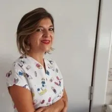 Dt. Feray Özcan — Diş Hekimi, Denizli. Portre fotoğrafı.