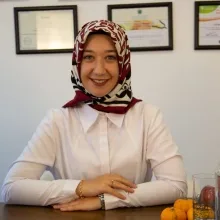 Dyt. Özlem Kayar — Diyetisyen. Portre fotoğrafı.