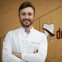 Dt. Enes Alioğlu — Diş Hekimi, Mustafakemalpaşa, Bursa. Portre fotoğrafı.