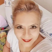 Dr. Elçin Akça — Pratisyen. Portre fotoğrafı.