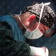 Op. Dr. Emrah Aslan — Plastik Rekonstrüktif Ve Estetik Cerrahi, İstanbul. Portre fotoğrafı.
