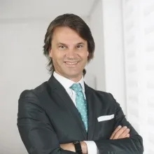 Prof. Dr. Selçuk İnanlı — Kulak Burun Boğaz, İstanbul. Portre fotoğrafı.