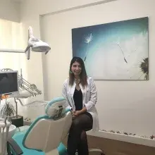 Dt. Gülçin Akarsu — Diş Hekimi. Portre fotoğrafı.