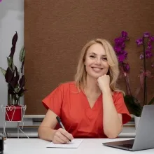 Op. Dr. Dilek Uslu — Kadın Hastalıkları Ve Doğum, İstanbul. Portre fotoğrafı.
