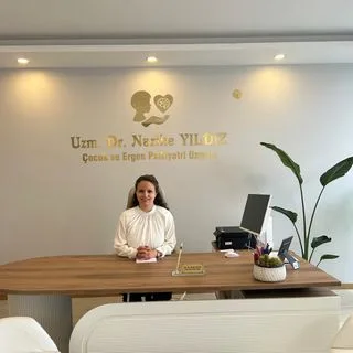Uzm. Dr. Nazike Yıldız — Çocuk ve Ergen Psikiyatrisi, Adapazarı, Sakarya. Portre fotoğrafı.