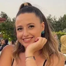 Dyt. Melis Özbay — Diyetisyen, İzmir. Portre fotoğrafı.