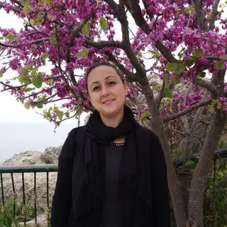 Psk. Elif Deniz — Psikoloji. Portre fotoğrafı.