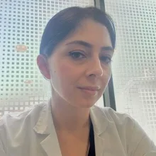 Uzm. Dr. Ekin Özge Aykan — Dermatoloji, Ankara. Portre fotoğrafı.