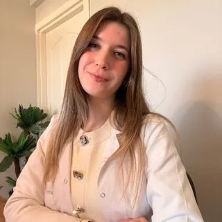 Dyt. Aylin Hacıoğlu — Diyetisyen, İstanbul. Portre fotoğrafı.