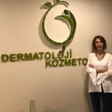 Uzm. Dr. Çağnur Özcanlı — Dermatoloji, Antalya. Portre fotoğrafı.