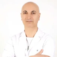 Dr. Öğr. Üyesi Ayhan Önal — Göz Hastalıkları, İstanbul. Portre fotoğrafı.