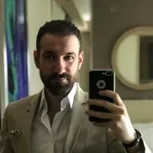 Dr. Öğr. Üyesi Kenan Dibek — Dermatoloji, İstanbul. Portre fotoğrafı.