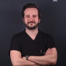Dt. Ömer Faruk Yılmaz — Diş Hekimi, İstanbul. Portre fotoğrafı.