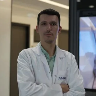 Uzm. Dr. Hamit Balaban — Fiziksel Tıp Ve Rehabilitasyon, Konak, İzmir. Portre fotoğrafı.