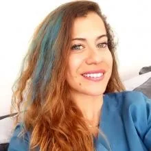 Dr. Dt. Gökçe Saruhanoğlu — Diş Hastalıkları Ve Tedavisi, İstanbul. Portre fotoğrafı.