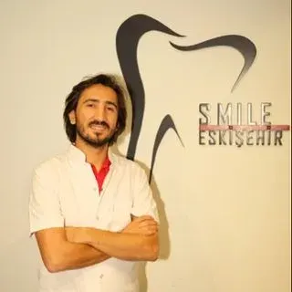 Uzm. Dt. Süleyman Kaman — Tepebaşı, Eskişehir. Portre fotoğrafı.