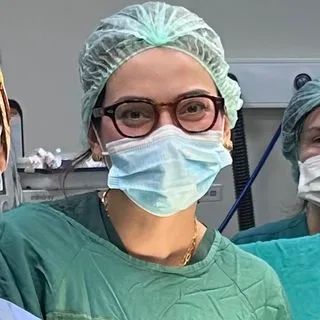Op. Dr. Ezgi Ahat Sevilla — Kadın Hastalıkları Ve Doğum. Portre fotoğrafı.