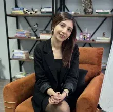 Psk. Dan. | Bilim Uzmanı Gözde Akkuş — Psikolojik Danışma ve Rehberlik, İzmir. Portre fotoğrafı.