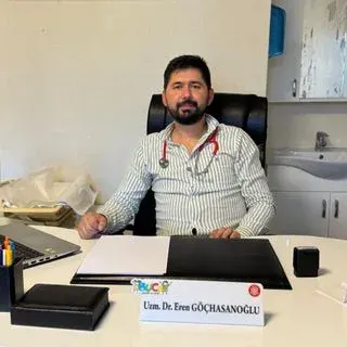 Uzm. Dr. Eren Göçhasanoğlu — Çocuk Sağlığı Ve Hastalıkları, İzmir. Portre fotoğrafı.