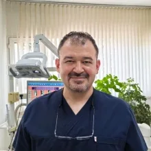 Dt. Hüseyin Rauf Tez — Diş Hekimi, Muratpaşa, Antalya. Portre fotoğrafı.