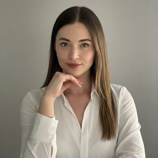 Psk. Ayşenur Şanoğlu — Psikoloji. Portre fotoğrafı.