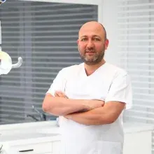 Dr. Dt. Halit Emre Kavlak — Ankara. Portre fotoğrafı.