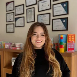 Dkt. Beyza Turgut — Dil ve Konuşma Terapisi, Denizli. Portre fotoğrafı.