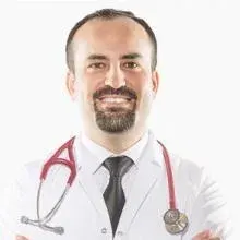 Uzm. Dr. Ömer Uyanık — Tıbbi Onkoloji, Denizli. Portre fotoğrafı.